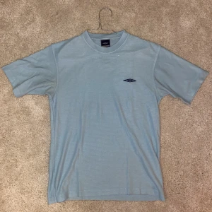 Umbro t-shirt - Himmelsblå Umbro t-shirt mycket välbehållen.  Storlek M