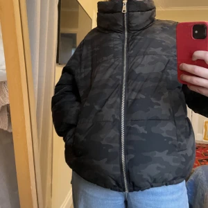 Fluffig vinterjacka  - Mysig stor vinterjacka i militärmönster. Köpt på ginatricot. Storlek: M   ✨köparen står för frakt✨