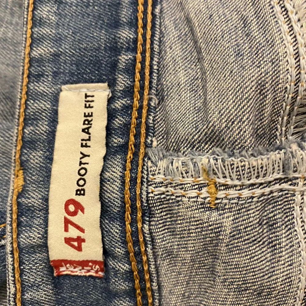 Lågmidjade Levis jeans 💗köpta på pop boutiq för 400kr storlek 26 i midjan och 32 i längden! Säljer vid bra pris. Jeans & Byxor.