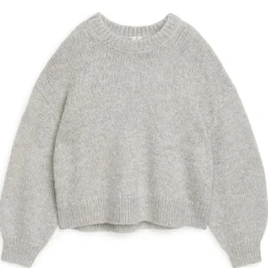 Populär tröja från arket// oanvänd - Helt oanvänd i storlek S.  I mohair från Arket💗 Blev precis slutsåld överallt! Köpt för 1100 kr Lappar finns kvar!