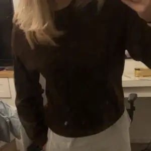 Nice brun sweatshirt köpt från Shein. Inte stickigt material, mysig & lätt att styla. 