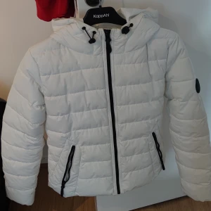 Vit jacka - Säljer nu min vita jacka från New Yorker. Använd men hyfsat fint skick. Tvättar innan försäljning. Ganska varm vinterjacka, hör av er vid funderingar 🥰