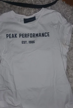 Peak performance och calvin klein - T shirtar, bra skicka , storlek xs passar S, 100kr st