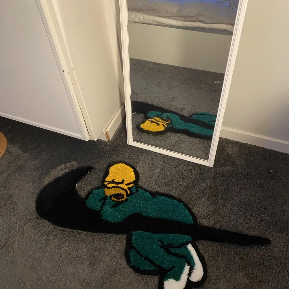 Beställningsbar homer sleeping matta. 87:32 cm stor. Gjord i akryl garn med en tufting pistol. Den här helt egen gjord och bearbetat. Kan ha den på golvet men på väggen också om du känner för det . Övrigt.