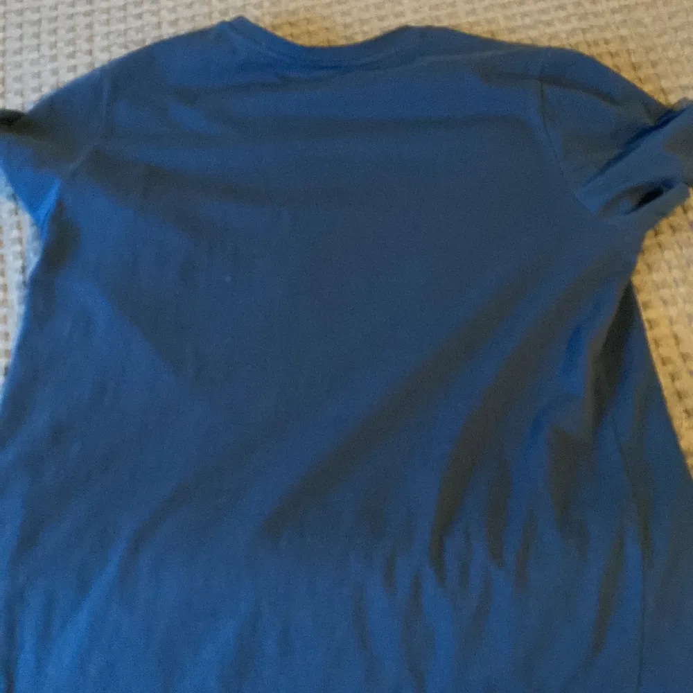 Nästintill oanvänd säljes pga att den inte passade mig storleks mässigt . T-shirts.