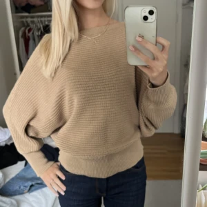 Stickad tröja💕 - Beige stickad tröja från NAKD💕 I gott skick❤️‍🔥
