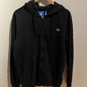 Addidas munkjacka  - Säljer denna Addidas tröja i st M för 300. Den är fint skick och andvänd få gånger! 