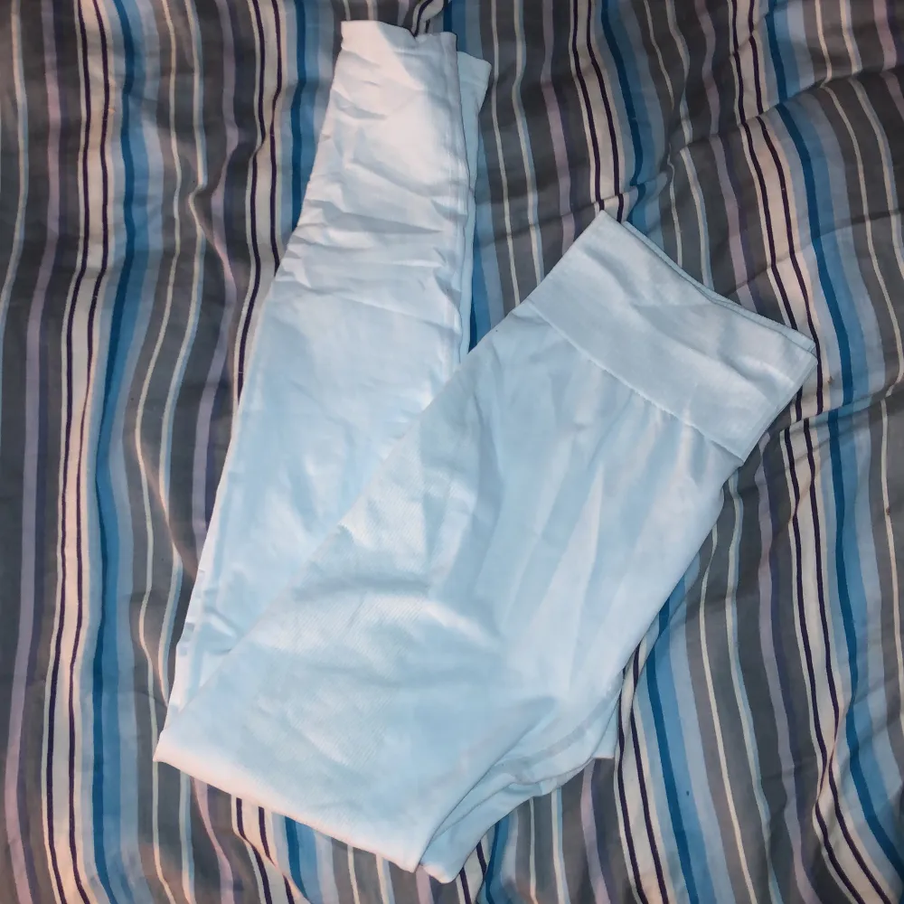Säljer ett par byxor som jag skulle ha å tränna i som ha blivit för korta för mig just nu så kan ej ha dom . De ä storlek M på dom aldrig använd . Jeans & Byxor.