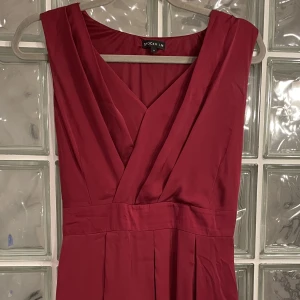 Candy dress by STOCKH LM - Klänning i stl 36 från MQ. Fin dräpering fram och dragkedja i ryggen. Endast använd 2ggr.