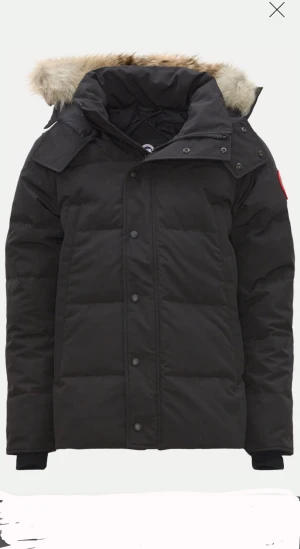 Canada Goose Wyndham  - Säljer min Canada Goose jacka svart Model   Wyndham vinterparka’’Storlek M i kill modell, köpt på KAUFMANN. Jackan är i helt nya kick och är använd 3-4 gånger.Inga skador eller fläckar. Allt ingår som ingick vid köp. Köpt för 13:000kr 