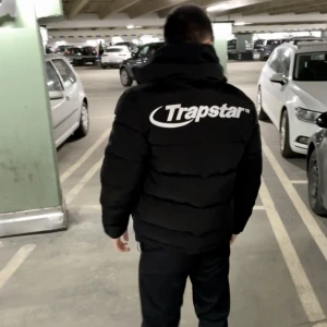 Trapstar Jacka hyperdrive 2.0 - Säljer pga köpt den nya trapstar jackan kommer inte ha någon använding av denna.