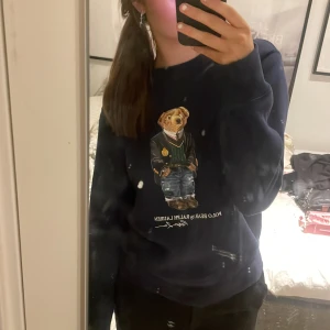 Ralph Lauren tröja - Jätteskön mörkblå Ralph Lauren tröja med björntryck! Storlek S🤍