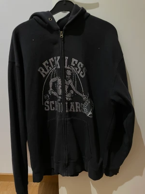 Reckless hoodie - Säljer nu min reckless zip up (PARIS EDITION) då den tyvärr ej kommer till användning:( condition: 8/10 då den har tappat några få rhinestones. Skriv vid frågor eller liknande💖