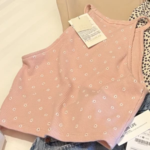 Topp - Blommig topp, pull & bear. Använd ca 1 gång så är i bra skick.  Köparen står för frakten. 