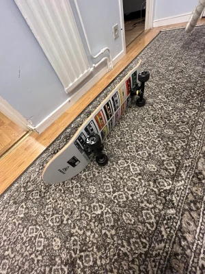 Skateboard/Rullbräda - En skateboard köpt i Stadium för några år sedan för 400 kr, använd 1 gång, annars har den bara legat och samlat på sig damm. Fläckarna man ser (de vita) kan skrubbas bort enkelt. 81 cm lång!