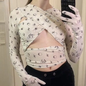 Jaded london topp - Fin mesh topp med handskar (hål för tumme finns se andra bilden) från jaded london i storlek 34. Sparsamt använd så i mycket bra skick. Säljer för 200 kr, köpare står för frakten. 💖