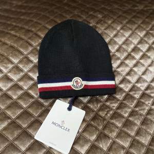 Helt ny moncler mössa som håller dig varm under vintern!! Nfc finns, scan finns och tags medföljer  Skriv gärna för fler frågor:)