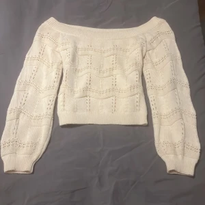 Off shoulder tröja. - Off shoulder tröja från VERO MODA!  Stl L men är kanska liten i stl,( sitter så bra på stl S-M med)🤍 Köpt för 300kr säljs för 130kr inkl frakten.