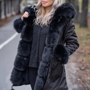 Garoff jacka/parkas - Säljer nu min garoff jacka pga att jag har för många liknande jackor. Den är fräsch, inga hål eller slitage. (Fake päls) skriv till mig för fler bilder