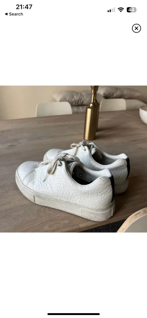 Eytys doja sneakers - Vita eytys, köpt för 1 år sedan. Går ner i pris vid snabb affär! 💕