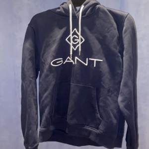 Gant hoodie som är i bra skick, använder inte längre. Storleken är xl men sitter som M om inte lite mindre