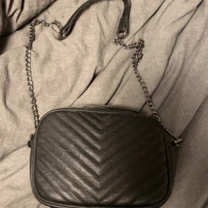 Väska  - Väska med kedja 