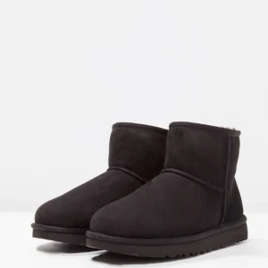 Uggs - Helt nya uggs från zalando! (bara testat dom inomhus) Tappade bort själva ”kvittot” så kunde inte skicka tillbaks dom. De kosta 1995 på hemsidan men mitt pris 1400