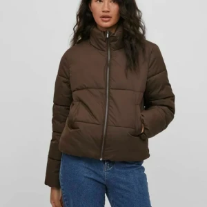 Ny brun puffjacka  - Brun puffjacka från Vila. Jackan är helt oanvänd med lappar kvar. Nypris var 499. Spårbar frakt ingår i priset.