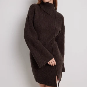 Ida Carlsson x NAKD - Säljer denna populära stickade klänning som är från Ida Carlssons kollektion med nakd! Den är endast testad så lapp finns kvar, säljer då den inte kommer till användning pga lite för kort för mig:) nypris 560kr mitt pris 300kr, xs 🤎 pris kan diskuteras 