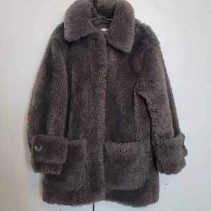 En grå mysig vinter jacka som är använd sparsamt under 1 vinter. Är köpt på H&M för ca 1 år sedan. Är inte fluffig på insidan. Köparen står för frakt (99kr)