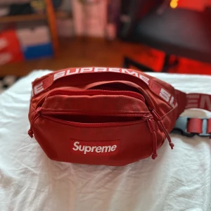 Supreme väska - Supreme väska köpt 2018  Kommer inte till användning längre  Relativt bra sick