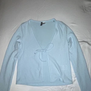 Kofta  från H&M, storlek S - Ljusblå kofta, åt det kortare hållet, använd en gång, bra skick