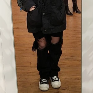 Svarta oversized jeans - Dem är tighta vid midjan och pösiga vid benen. Använt ett oar gånger men ser ut att vara helt nya! (: