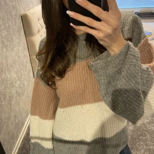 NAKD stickad tröja - Supermysig stickad tröja, perfekt inför vintern! Varan är i fint skit och passar S/M. Kontakta mig vid fler frågor eller funderingar❤️✨