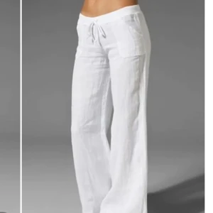 Lågmidjade vita linnebyxor  - Ett par jätte fina linnebyxor med bra skick och säljer eftersom dom är försmå❤️