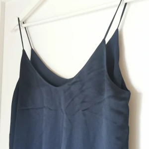 Skip klänning samsøe samsøe  - Mörkblå klänning i glatta material. Stl s/m lapp saknas dock med stl. Mer info kan ges på förfrågan. Långklänning med spagetiband. 