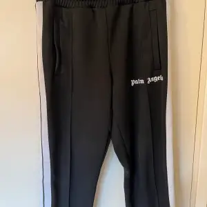 Svarta palm angels track pants storlek M i nyskick. Köpta på hemsidan, snabb affär bättre pris