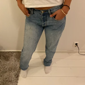 Lågmidjade jeans  - Skitsnygga nästan aldrig använda lågmidjade jeans. Tjejen på bilden är ca 165 men jeansen är lite uppvikta, passar dig som är mellan 165-170 ungefär❤️❤️