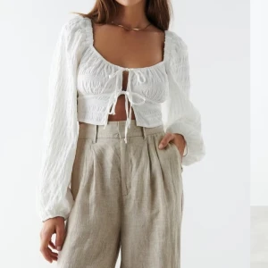 Vit topp stl XS - Säljer denna jättefina topp från gina tricot. Stl XS. Aldrig använd, prislapp kvar. Köparen står för frakten. 