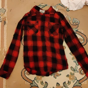 Damskjorta - Damskjorta strl S men lite tajt så skulle nog passa bättre som XS, Knappt använd