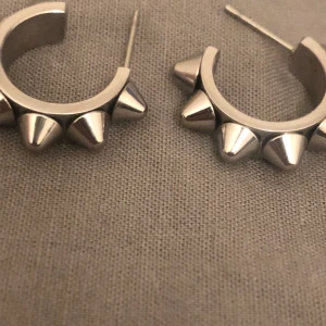 Edblad örhängen❤️ - Edblad örhängen, säljer de för att de inte kommer till andvänding❤️Säljer för 200/250? Möts helst upp (Stockholm), men kan posta, helst så betalar du för frakten❤️