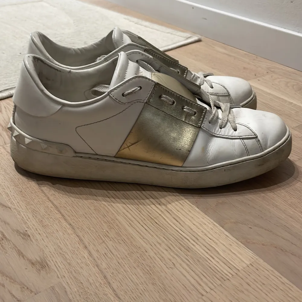 Använda Valentino skor i strl 40 som köptes på farfetch för 2 år sen. Behöver en liten avputsning. Kan gå ner lite i pris vid en snabb affär! Digitalt kvitto finns.. Skor.