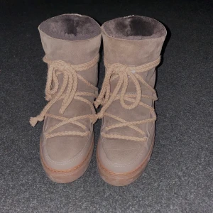 Inuikii - Inuikii i färgen taupe strl. 38. Hög sula. Köpta i september, endast använda en gång utomhus