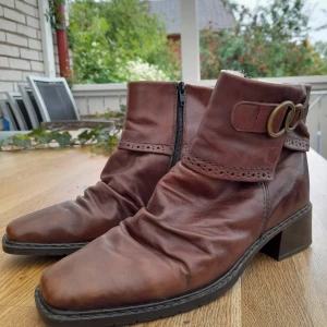 Bruna Rieker läderkängor  - Knappt använda Rieker kängor med klack. Foder. Perf för hösten.  300kr inklusive frakt eller kom med bud. 