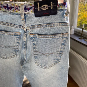 Supercoola lågmidjade jeans med detaljer i midjan  - Innebenslängd: 81 cm. Midjemått storlek 25 jeansstorlek. Passar som en 26a skulle jag säga. Second hand men oanvända av mig. Prislapp kvar