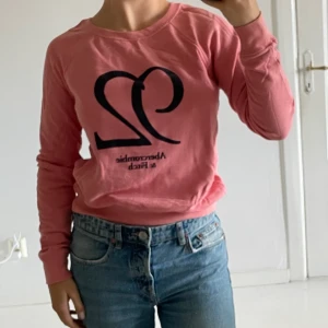 Anercrombie & fitch tjocktröja - Collegetröja från Abercrombie & Fitch i fin rosa färg säljes💗