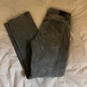 bootcut jeans - Säljer mina bootcut jeans från Gina pga att dom är för små för mig. Använt ca 4gånger  Ordinarie pris=400kr