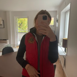 Ralph Lauren väst - Säljer denna fantastiska Ralph Lauren väst då den dessvärre inte kommer till användning!  Den är i toppenskick & svinsnygg!  Nypris runt 1600 säljer nu för 700🥰