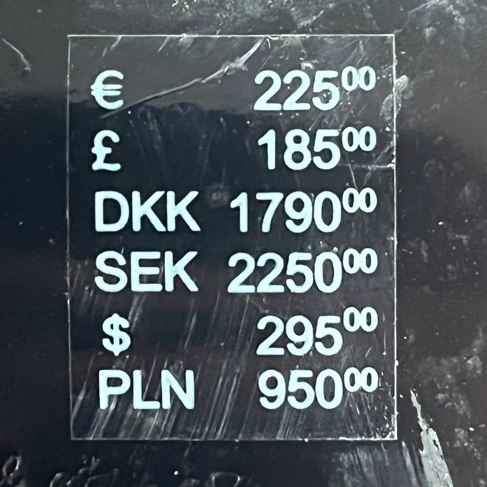 Ett par vinröda mocka boots från Other stories som knappt är använda (lappen på undersidan sitter kvar). Nypris 2250 kronor! Man kan ha de både raka som på första bilden eller trycka ner de lite så de blir ”slouchy”, helt perfekta till hösten ☺️ BUDA. Skor.