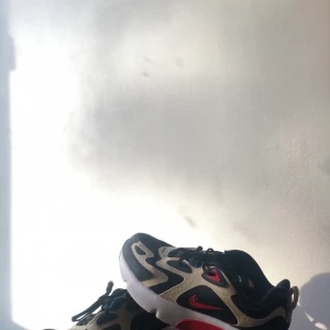 Nike storlek 39 - Säljer ett par jätte fina Nike skor blev tyvärr för små för mig, de är i ett var skick inga hål eller sånt använda två gåneger sköna att gå i💕💕